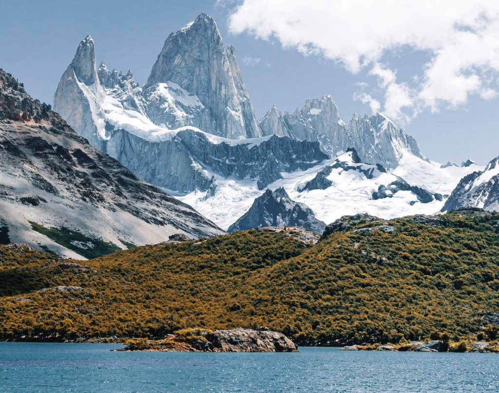 El Chaltén, un pintoresco pueblo de montaña rodeado de espectaculares picos y glaciares.